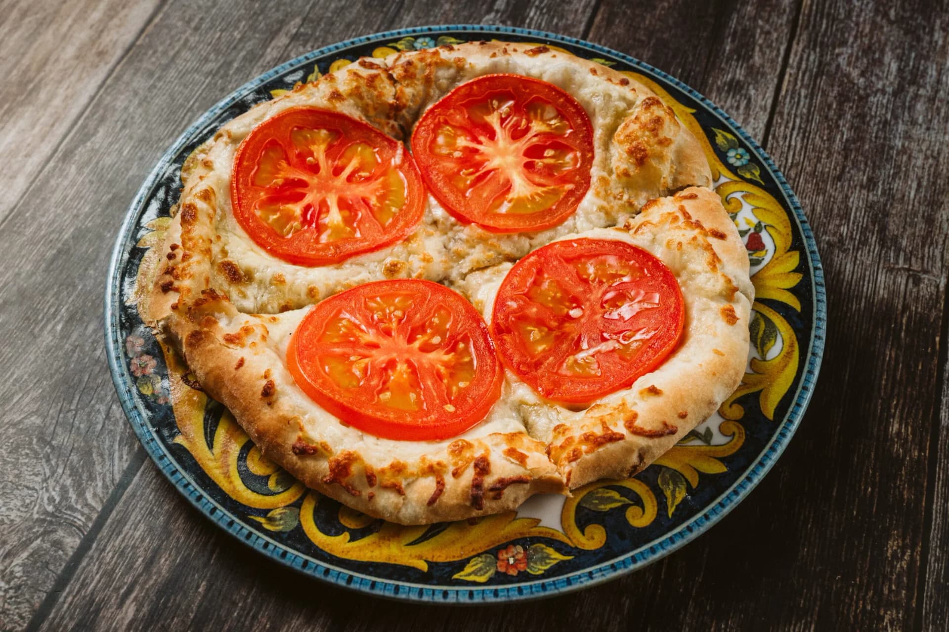 Kubdari z serem i pomidorami
