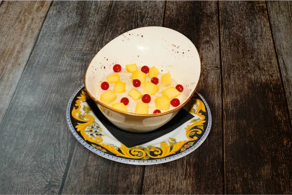Kremowa owsianka kokosowa z mango i porzeczką
